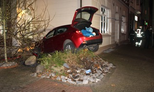Kreispolizeibehörde Unna: POL-UN: Bönen - Gesundheitliche Probleme am Steuer: Beifahrer verhindert Kollision mit Fußgängerin - Auto landet in Vorgarten