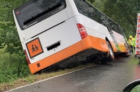 Polizeiinspektion Hildesheim: POL-HI: Bus kommt von der Fahrbahn ab - Fahrer leicht verletzt