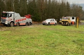 Landespolizeiinspektion Saalfeld: LPI-SLF: Wiederholt festgefahrener LKW bei Weischwitz: Unfallflucht mit mehreren Geschädigten und umständliche Bergung