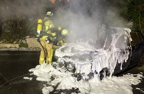 Freiwillige Feuerwehr K&ouml;nigswinter: FW K&ouml;nigswinter: PKW ger&auml;t am Sonntagabend in Oberdollendorf in Brand