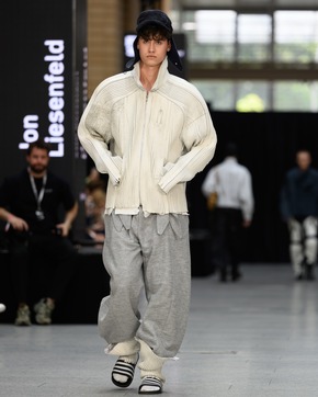 Jon Liesenfeld begeistert mit nachhaltigem Generationenkonzept: European Fashion Award und „Best Global Concept“-Auszeichnung für AMD-Absolventen