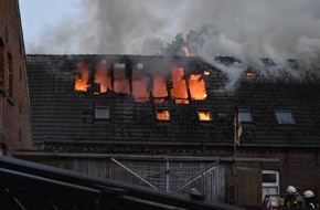 Polizeiinspektion Wilhelmshaven/Friesland: POL-WHV: Dachstuhlbrand eines freistehenden Resthofes mit angrenzendem Wohnhaus