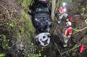 Feuerwehr Plettenberg: FW-PL: Schwer Verletzte nach Alleinunfall. Bergungsunternehmen im Einsatz