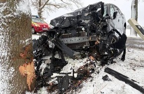 Polizeiinspektion Rotenburg: POL-ROW: ++ Bei Gl&auml;tteunfall: 34-J&auml;hriger bei Gyhum schwer verletzt ++ Zeugen gesucht: Unfallflucht in Schwitsche ++