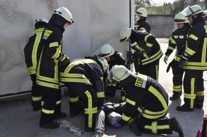 FW-KLE: Freiwillige Feuerwehr Bedburg-Hau simuliert Busunfall mit 15 Verletzten
