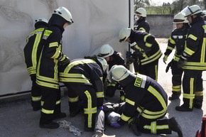 FW-KLE: Freiwillige Feuerwehr Bedburg-Hau simuliert Busunfall mit 15 Verletzten