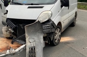 Polizei Bielefeld: POL-BI: Transporter schleudert auf A 2 in Leitplanke - beteiligtes Auto und Zeugen gesucht