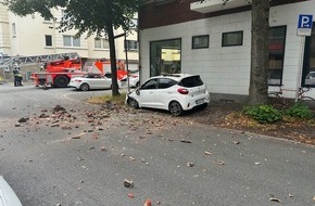 Feuerwehr Witten: FW Witten: Kaminkopf stürzt auf Pkw