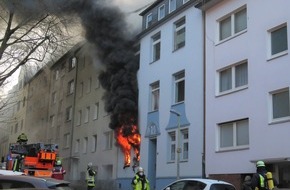 Feuerwehr Essen: FW-E: Ausgedehnter Wohnungsbrand in einem Mehrfamilienhaus - Drei Personen über Drehleiter gerettet, eine Person verletzt.