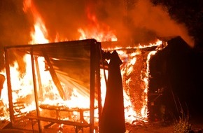 Feuerwehr Dortmund: FW-DO: Gartenlaube am Schmechtingsbach in Brand
