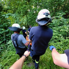 FW-EN: Menschenrettung aus dem Wald - Feuerwehr rettet 22- jährigen aus unwegsamen Gelände
