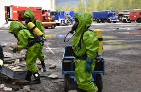 Feuerwehr Dortmund: FW-DO: Feuerwehr, Technisches Hilfswerk und Deutsches Rotes Kreuz üben gemeinsam auf dem Gelände des ehemaligen Kraftwerk Knepper.
