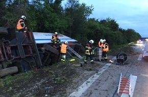 Polizeiinspektion Hildesheim: POL-HI: Verkehrsunfall auf der BAB A 7 Richtung Süd
Fahrer durch Feuerwehr befreit. Auslaufender Diesel aufgefangen und Tank abgepumpt