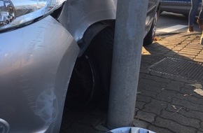 Polizeipräsidium Westpfalz: POL-PPWP: Eine Autofahrerin ist am Freitagnachmittag mit ihrem Pkw am Mainzer Tor gegen eine Ampel gefahren. Die Polizei sucht einen Lkw-Fahrer, der den Unfall verursacht hat.