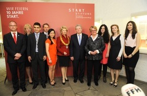 Gemeinnützige Hertie-Stiftung: Herzlichen Glückwunsch START! / Bundespräsident Joachim Gauck gratuliert zu 10 Jahren Förderung für engagierte und leistungsstarke Jugendliche mit Migrationshintergrund in der Paulskirche Frankfurt (BILD)