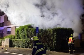 Feuerwehr Neukirchen-Vluyn: FW Neukirchen-Vluyn: Feuerwehr rückt zu mehreren Bränden aus - Sperrmüll und Carport in Flammen
