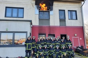 Feuerwehr Iserlohn: FW-MK: Lehrgangsabschluss im Brandhaus Dortmund