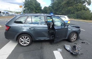 Polizeiinspektion Rotenburg: POL-ROW: ++ Unfallflucht in der Neuen Straße - Polizei sucht Fahrer eines weißen Pritschenwagens ++ Hansalinie A1 - Vier Verletzte bei Auffahrunfall an der Baustelle ++ 73-jähriger Radfahrer angefahren ++