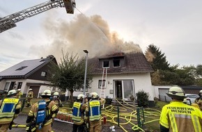 Freiwillige Feuerwehr Menden: FW Menden: Brand eines Einfamilienhauses auf dem Sauerfeld - mehrere Personen mit Rauchgasintoxikation