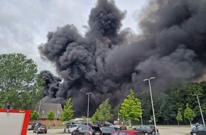 Kreisfeuerwehrverband Rendsburg-Eckernförde: FW-RD: Großfeuer auf der Werft in Schacht-Audorf - 420 Einsatzkräfte im Einsatz