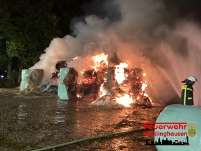 FW-RE: Erstmeldung: Brand von mehreren Strohballen auf einem landwirtschaftlichen Betrieb - Feuerwehr im Großeinsatz