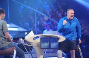 ProSieben: Starke 20,7 Prozent MA für "Schlag den Raab": Verletzter Stefan Raab schlägt Sportwissenschaftler Reint auf einem Knie (BILD)