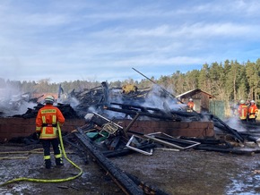 KFV-CW: Feuerwehr kann ein Übergreifen der Flammen auf Wohnhaus verhindern/ Scheune in der Ortsmitte von Lengenloch abgebrannt