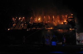 Polizeiinspektion Hameln-Pyrmont/Holzminden: POL-HOL: Negenborn - LK Holzminden: Scheunenbrand verursacht mehrere Hunderttausend Euro Sachschaden  - Feuerwehr mit starken Kräften im Einsatz  / Pferd verendet -