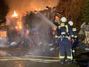 FW-EN: Scheunenbrand droht auf Wohnhaus überzugreifen