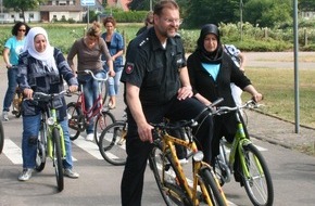Polizeiinspektion Hameln-Pyrmont/Holzminden: POL-HM: Nach großem Erfolg im Vorjahr: Zweiter Fahrradkurs für Frauen aller Kulturen / Anmeldungen beim Integrationsbüro