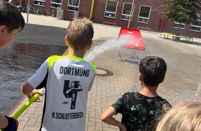 Freiwillige Feuerwehr Werne: FW-WRN: Feuerwehr Werne sorgt f&uuml;r Abk&uuml;hlung in der Ferienbetreuung der Uhlandschule