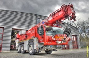Feuerwehr Mönchengladbach: FW-MG: LKW durchbricht Leitplanke - zwei Verletzte Personen