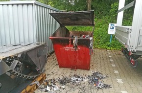 Polizei Mettmann: POL-ME: Containerbrand auf einem Firmengelände - Langenfeld - 1905188