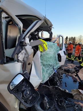 POL-STD: 27-jähriger Transporterfahrer bei Verkehrsunfall in Wischhafen-Neuland tödlich verletzt