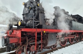 Feuerwehr der Stadt Arnsberg: FW-AR: HISTORISCHE DAMPFLOCK DURCH FEUERWEHR BEFÜLLT