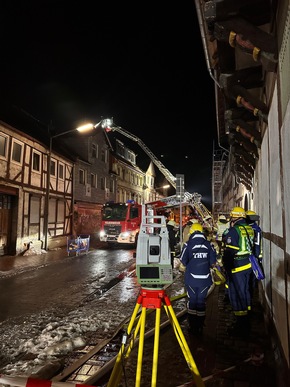 FW Helmstedt: Geb&auml;udebrand mit Menschenrettung