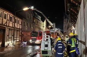 Feuerwehr Helmstedt: FW Helmstedt: Geb&auml;udebrand mit Menschenrettung