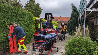 Freiwillige Feuerwehr Werne: FW-WRN: TH_PERSON_KLEMMT - LZ1 - klemmt zwischen Stapler und Hecke > starke Rückenschmerzen> kann sich nicht selber befreien