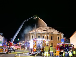 FW LK Neunkirchen: Brand eines leerstehenden Hotel-Restaurants in der Hauptstraße