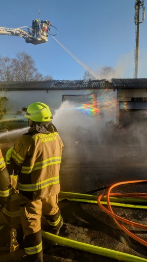 FW Kamen: Werkstattbrand mit erheblichen Folgen