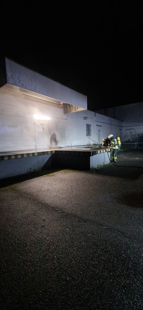 Freiwillige Feuerwehr Gemeinde Schiffdorf: FFW Schiffdorf: Passant meldet brennenden Mülleimer - schlimmeres Ausmaß kann verhindert werden