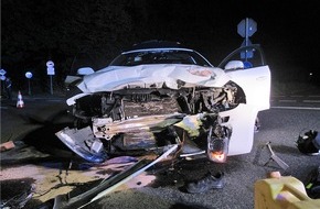 Polizei Mettmann: POL-ME: Motorradfahrer nach Zusammensto&szlig; mit Auto schwerstverletzt - 2609107
