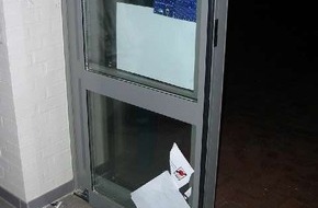 Polizeiinspektion Nienburg / Schaumburg: POL-NI: Sachbeschaedigungen im Bahnhofswarteraum -Bild im Download -
