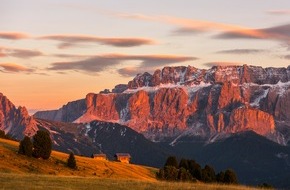 DOLOMITES Val Gardena: Die "Burning Dolomites" im Val Gardena - ein stilles Naturschauspiel