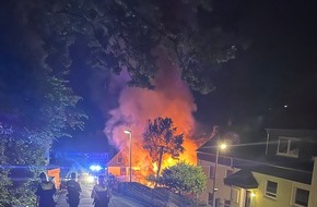 Feuerwehr Wetter (Ruhr): FW-EN: Zwei Pkw und Carport mit Gartenh&uuml;tte durch Brand zerst&ouml;rt - Feuerwehr Wetter (Ruhr) verhindert Ausbreitung auf Wohngeb&auml;ude