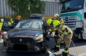 Freiwillige Feuerwehr Kamen: FW Kamen: Verkehrsunfall auf der A2 - Feuerwehr befreit eingeschlossene Person