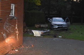 Polizeiinspektion Oldenburg-Stadt / Ammerland: POL-OL: +++APEN/HENGSTFORDE: PKW kracht in Hauswand+++