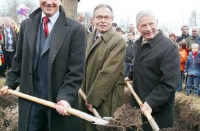 Fielmann AG: Eine Vision wird Realität: Hamburg richtet die IGA 2013 aus! / Hamburg-Wilhelmsburg erhält 500.000sten Fielmann-Baum