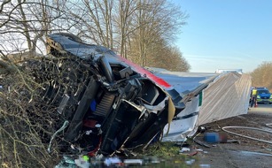 Polizei Bielefeld: POL-BI: Sattelzug stoppt in Autobahn B&ouml;schung