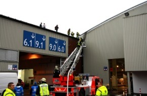 Feuerwehr Essen: FW-E: Feuer auf dem Dach der Messehalle 10 in Essen, Exponate unbeschädigt, Motorshow startet wie geplant